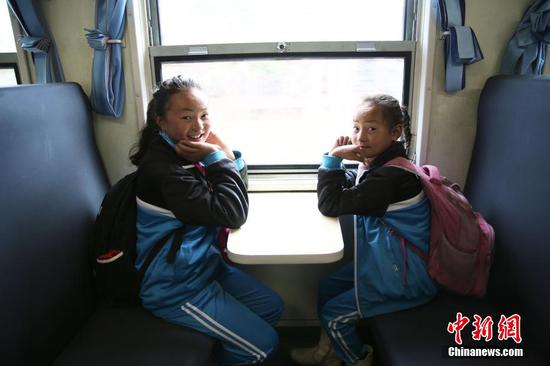 Slow-speed train in SW China connects remote villagers to the outside world