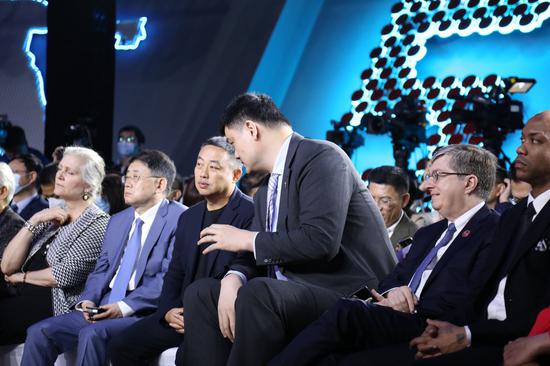 Chinese Basketball Association (CBA) president Yao Ming (4th L) talks with Chinese Table Tennis Association president Liu Guoliang (3rd L) during a special event to commemorate the 50th anniversary of the Ping-Pong Diplomacy between China and the United States in Beijing, capital of China, April 24, 2021. (Xinhua/Wu Bowen)