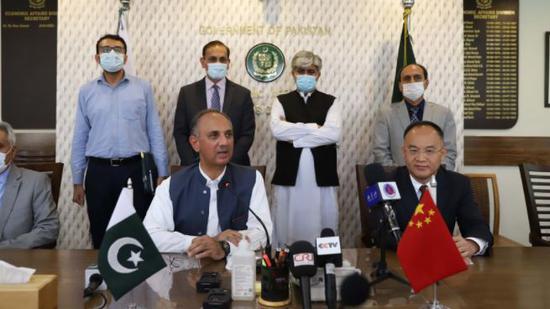 Pakistan's Federal Minister for Economic Affairs Omar Ayub Khan (L, front) addresses the handover ceremony in Islamabad, Pakistan's capital, on April 26, 2021. (Photo:Xinhua/Li Hao)