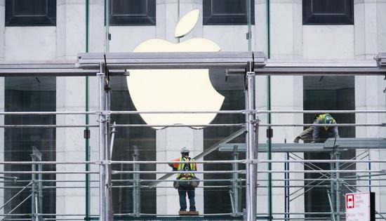 Workers remove the blocks around an Apple store on Fifth Avenue during the Phase one reopening in New York, the United States, June 12, 2020. (Xinhua/Wang Ying)