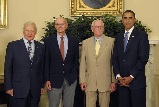 File photo taken on July 20, 2009 shows U.S. President Barack Obama (1st R) meets with crew members of the Apollo 11 Buzz Aldrin (1st L), Michael Collins (2nd L) and Neil Armstrong (2nd R) on the 40th anniversary of the first lunar landing of mankind at the White House in Washington, D.C., the United States. (Xinhua/Zhang Yan)