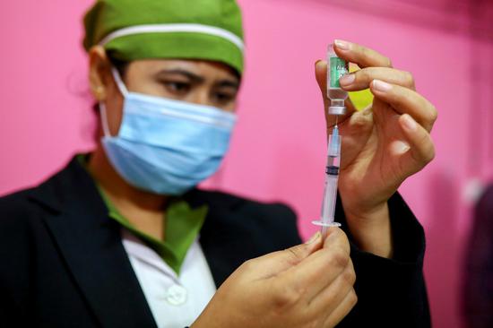 A nurse fills a syringe with the Oxford-AstraZeneca's Covishield vaccine at the Dhaka Medical College vaccination centre in Dhaka, Bangladesh, Feb 9, 2021. (Photo/Agencies)