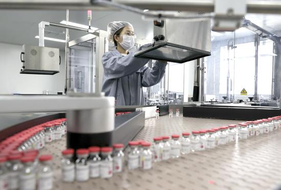 COVID-19 vaccines are being manufactured at a CanSino Biologics factory in Tianjin on Sunday. (Photo by Feng Yongbin/China Daily)
