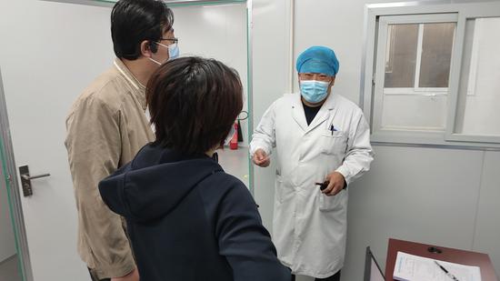 Jiang Hui, chief of the preventive health care department at a hospital in Yinghai Township in Beijing's Daxing District, prepares for providing COVID-19 vaccinations for residents at a temporary site in southern Beijing, capital of China, April 29, 2021. (Xinhua)