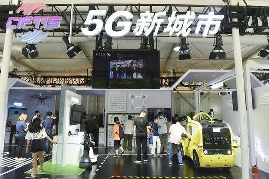 People visit the 5G communication services exhibition area during the 2020 China International Fair for Trade in Services (CIFTIS) in Beijing, capital of China, Sept. 7, 2020. (Photo:Xinhua/Lu Peng)
