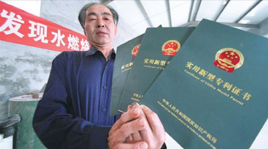 A senior inventor shows his official patent certificates for his innovations in boilers. (Photo provided for China Daily)