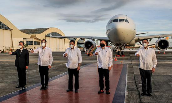 Philippine President Rodrigo Duterte (C) stands with Chinese Ambassador to the Philippines Huang Xilian (1st L) and other officials upon the arrival of government-purchased Sinovac COVID-19 vaccines in Manila, the Philippines, on March 29, 2021.(Photo: Xinhua)