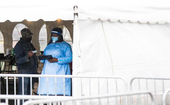 A medical worker checks a man's information at a vaccination clinic in Toronto, Ontario, Canada, on May 11, 2021. Ontario, Canada's most populous province, announced on Tuesday it will stop administering of the first doses of the AstraZeneca-Oxford COVID-19 vaccine, effective Tuesday, due to increased reports of blood clots. (Photo by Zou Zheng/Xinhua)