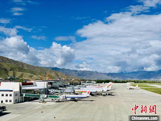 Several planes at an airport inTibet Autonomous Region are about to take off. (Photo: China News Service)