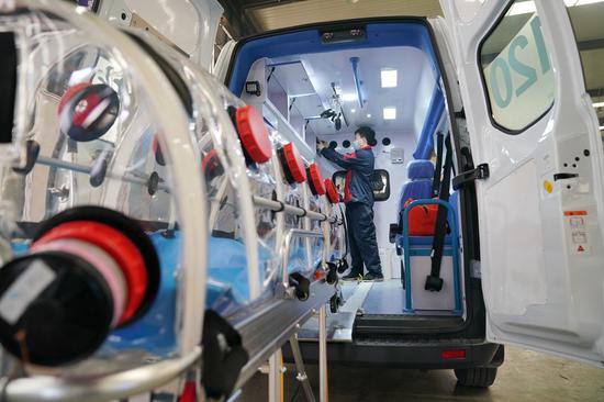 A worker adjusts equipment on an ambulance in Xingtai City, North China's Hebei province, March 5, 2021. (Photo/Xinhua)