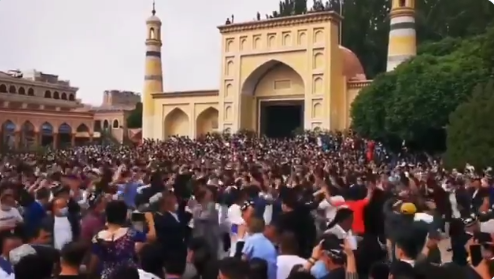 Muslims celebrate fast-breaking festival in China's Xinjiang. (Screenshot of Twitter account @xinjiangchannel)