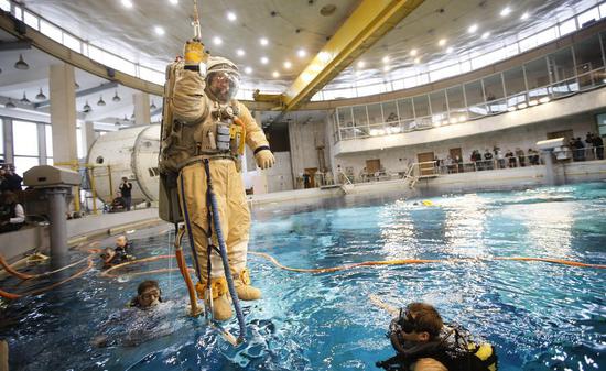 A trainee is to be put into water during a underwater training at Russia's Star City space training center outside Moscow, March 3, 2010. (Xinhua/Lu Jinbo)