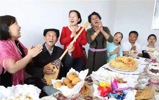 Residents of the Xinjiang Uygur autonomous region celebrate Eid al-Fitr on Thursday, marking the end of fasting during the Muslim holy month of Ramadan. (GAO BO/FOR CHINA DAILY)