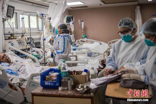 Medical workers take care of COVID-19 patients in the intensive care unit at the Holy Family Hospital in New Delhi, India, May 6, 2021. (China News Service/IC) 