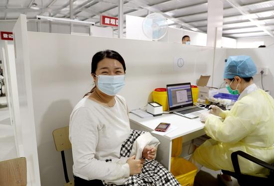 A Taiwan compatriot receives a dose of COVID-19 vaccine at Shanghai Guanghua Hospital of Integrated Traditional Chinese and Western Medicine in East China's Shanghai, April 19, 2021. (Photo/Xinhua)