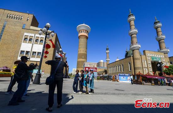Grand Bazaar in Urumqi attracts tourists