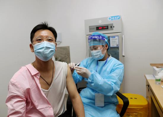 A Taiwan resident receives a dose of COVID-19 vaccine at a community health center in Jiading new city, Shanghai, April 19, 2021. (Photo/Xinhua)