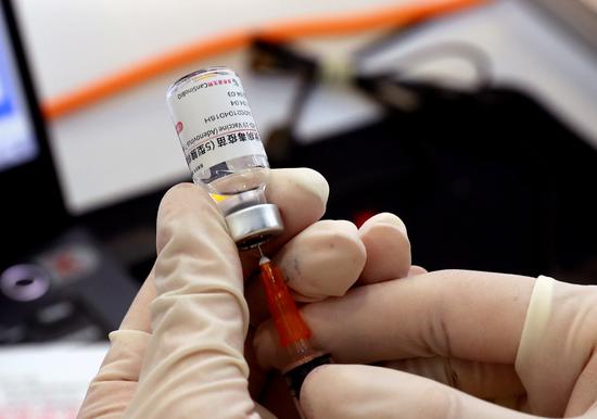 A nurse prepares a dose of adenovirus-based viral vector vaccine at a vaccination point in Shanghai, May 18, 2021. (Photo/Xinhua)