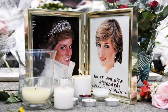 Flowers, candles and photos are seen in commemoration of Princess Diana in Paris, France, Aug. 31, 2017. (Xinhua/Chen Yichen)