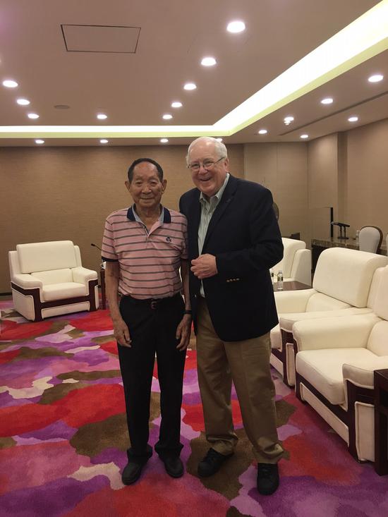Kenneth M. Quinn, then president of the World Food Prize, meets with Yuan Longping in Sanya, Hainan province in April 2019. (Photo provided to China Daily)
