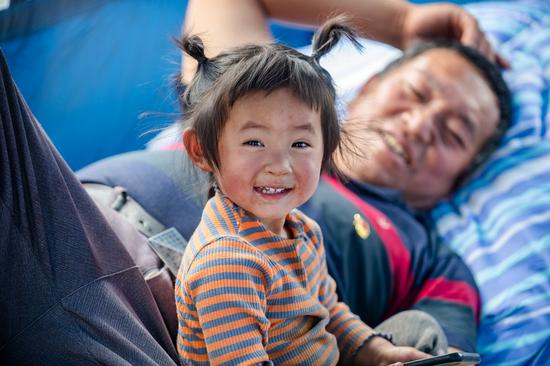 A girl rests at a shelter in Xiuling Village of Yangbi Yi Autonomous County, southwest China's Yunnan Province, May 22, 2021. (Photo:Xinhua/Hu Chao)