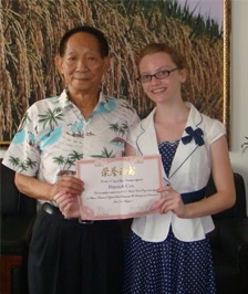 Yuan Longping poses with Hannah Cox, a student on Borlaug-Ruan International Internships in 2007. (File photo provided by World Food Prize Foundation)