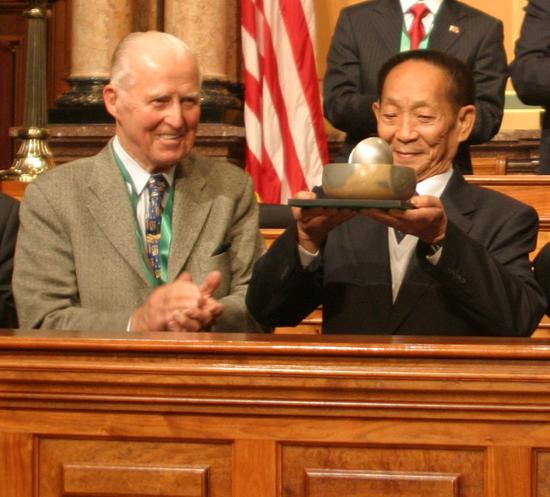Norman Borlaug, winner of the Nobel Peace Prize in 1970 for his work in global agriculture, presents the World Food Prize to Yuan Longping on Oct 4, 2004, at the Iowa State Capitol Building. (Photo provided to China Daily)