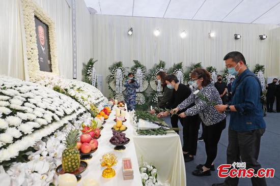 People pay homage to deceased top hepatobiliary surgeon Wu Mengchao