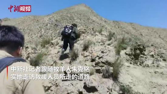 Zhu Keming, a shepherd who rescued six freezing cross-country runners, climbs the mountain in Jingtai County, Baiyin City, Gansu Province, May 24. (Photo/China News Service)