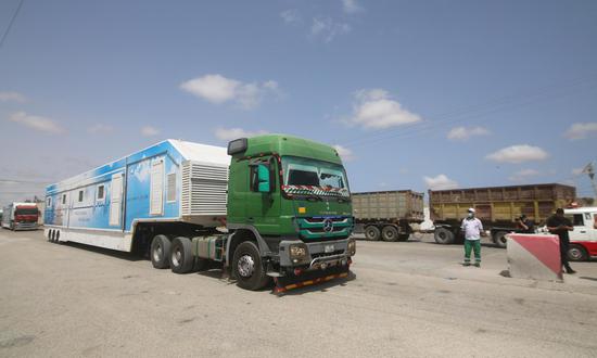A truck arrives at the gate of the Kerem Shalom Crossing in the southern Gaza Strip city of Rafah, on May 21, 2021. (Photo by Khaled Omar/Xinhua)