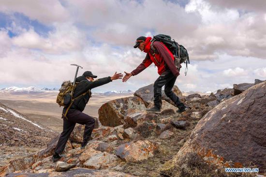 24-year-old herdsman takes mountaineering training on Muztagh Ata in Xinjiang