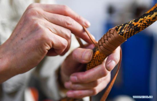 Pic story of handicraftsman in Inner Mongolia