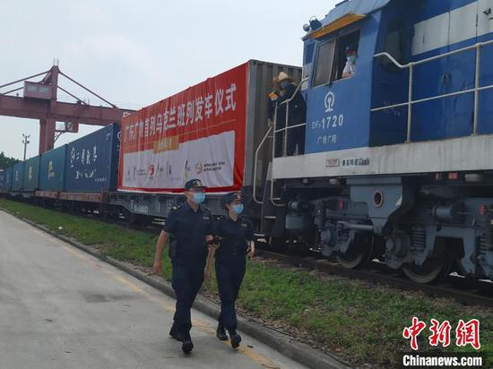 Custom officers check the China-Europe freight train. (Photo/China News Service)