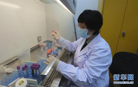 Photo shows Chen Wei working at a lab. (Photo/Xinhua)