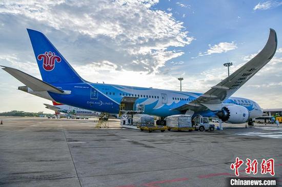 China Southern Airlines Flight lands at Meilan International Airport in Haikou, June 7, 2021. (Photo/China News Service)