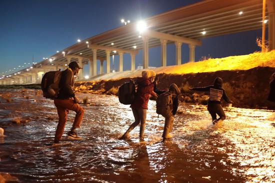 File photo taken on March 30, 2021 shows migrants attempting to cross the Rio Bravo river on the border between Mexico and the United States, from Ciudad Juarez, Mexico. (Photo by David Peinado/Xinhua)