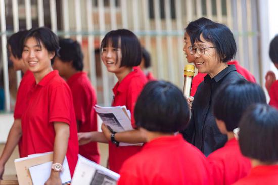 Role model Zhang Guimei (right) addresses students at Huaping Girls' High School in Lijiang, Yunnan province, in September 2020. (CHEN XINBO/XINHUA)