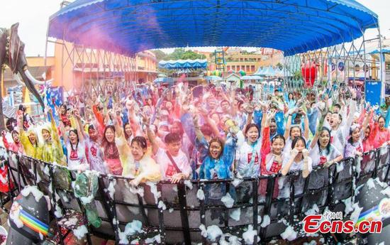 High school graduates take part in color run in rainy Changsha