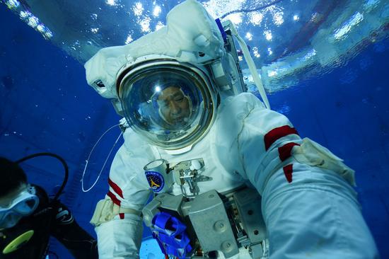 Chinese astronaut Nie Haisheng carries out underwater training on Jan. 2, 2021. (Photo by Kong Fangzhou/Xinhua)