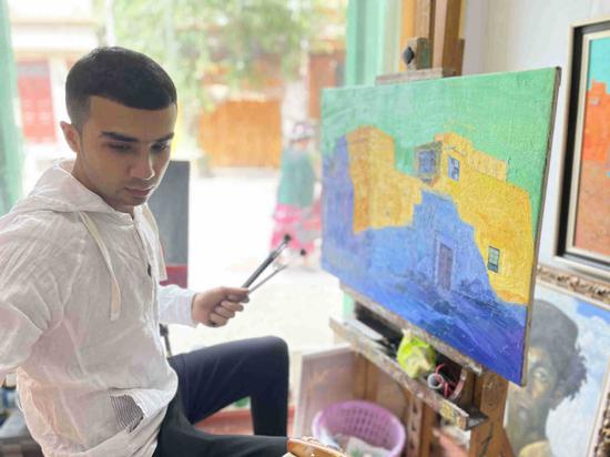 Mamattursunjan Mamtimin creates a painting in his studio in the Ancient City of Kashgar, Xinjiang Uygur autonomous region. (XING WEN/CHINA DAILY)