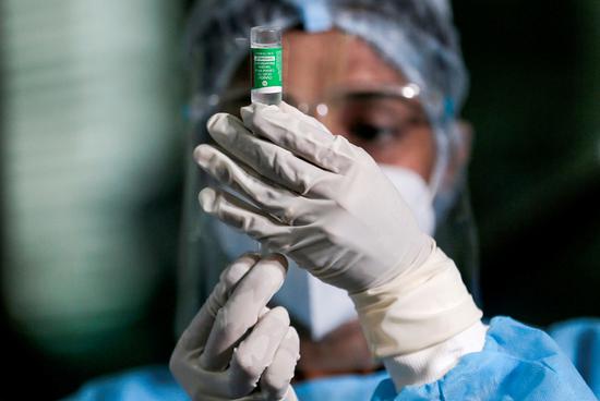  A health official draws a dose of the COVID-19 vaccine at Infectious Diseases Hospital in Colombo, Sri Lanka. (File photo/Agencies)