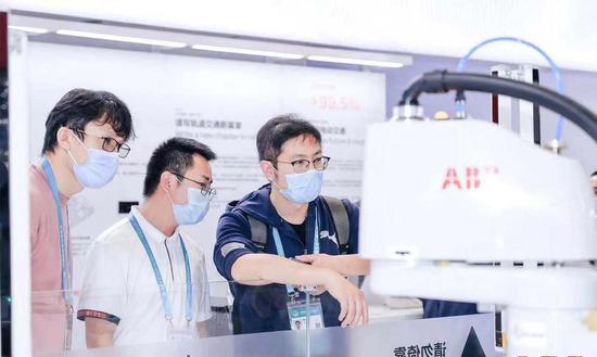 Visitors tour ABB's booth at the third China International Imports Expo in Shanghai in November, 2021. (Photo provided to chinadaily.com.cn)