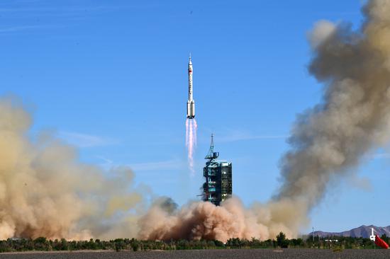 A 20-story-tall Long March 2F carrier rocket blasts off at the Jiuquan Satellite Launch Center in northwestern China's Gobi Desert, June 17, 2021. [Photo by Wang Jiangbo/for chinadaily.com.cn] 