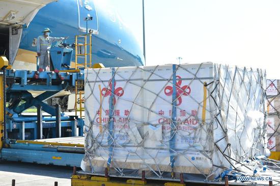 Staff members unload China's Sinopharm COVID-19 vaccine at Noi Bai International Airport in Hanoi, Vietnam, June 20, 2021. A plane carrying another batch of China's Sinopharm COVID-19 vaccines on Sunday arrived at the Noi Bai International Airport in the Vietnamese capital Hanoi. A brief handover event was held at the airport, which was attended by Vietnam's Minister of Health Nguyen Thanh Long and Chinese Ambassador to Vietnam Xiong Bo. (Xinhua/Jiang Shengxiong)