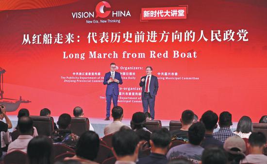 Peter Morgan (right), associate dean of the Business School of the University of Nottingham Ningbo, answers questions from the audience at the Vision China event, which was organized by China Daily, in Jiaxing, Zhejiang province, on Sunday. (Photo by Wang Zhuangfei/China Daily)