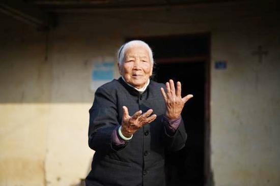 Granny Zhang Hexian practices kung fu at home. (Photo/The Paper) 