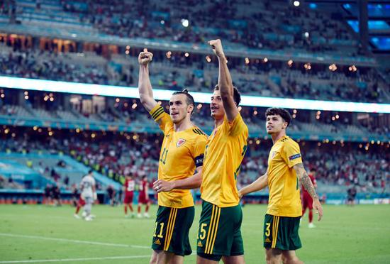 Gareth Bale (L) and his teammates celebrate Wales' 2-0 victory over Turkey in the UEFA EURO 2020 Group A in Baku, Azerbaijan, June 16, 2021. (Xinhua/Tofik Babayev)  