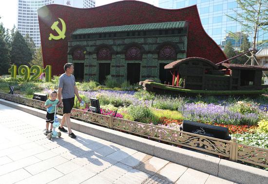 Flowers adorn Beijing's main thoroughfare