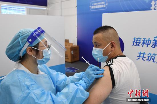 A citizen receives a shot of COVID-19 vaccination in Tianhe District, Southern Chinese city of Guangzhou. (China News Service/Chen Chuhong)
