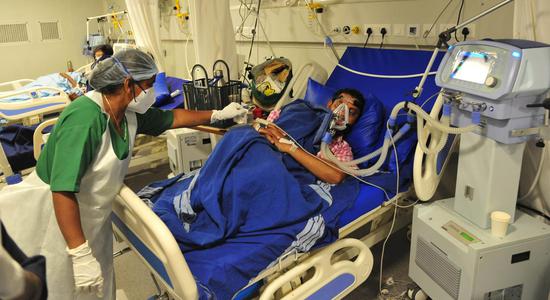 Patients receive treatment in a COVID-19 ward of a hospital in Bangalore, India, April 30, 2021. (Str/Xinhua)